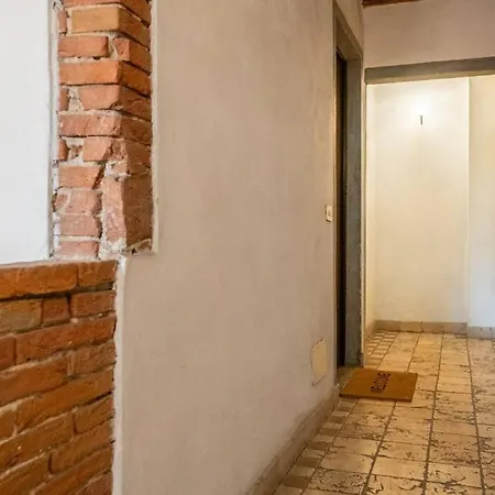 Un Passo Dalla Torre Pise