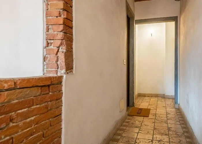 Un Passo Dalla Torre Pise